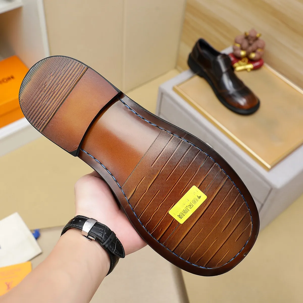 Men's shoes 💰620 💰 Louis Vuitton LV ® Autumn and Winter 🆕 models 🔛Full shoe counter First layer cowhide, 🐂leather lined casual shoes for men, super soft outsole, essential for driving. Counter synchronized original first layer cowhide completely 1:1 mold customization 🌹Top version, 2 colors available! Number: 38-45 (37.46. Customized)